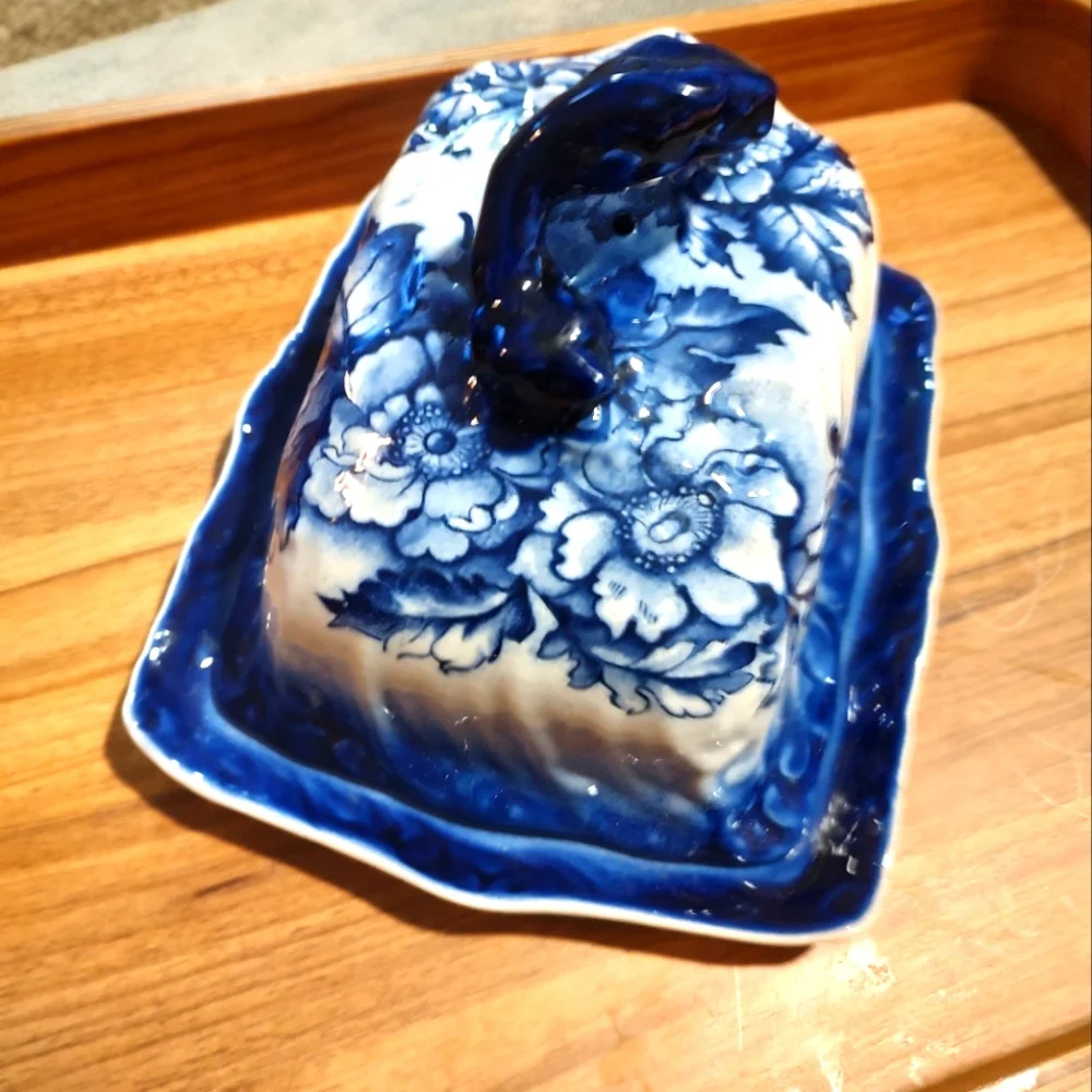 Vintage/Retro/Victorian inspired glass blue and white floral large butter dish - Picture 5 of 13